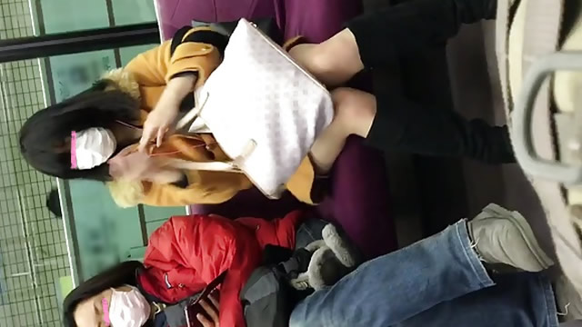 【電車でパンチラ盗撮】電車内でパンツが見えそうなキャバ嬢っぽいギャルを対面から隠し撮り！すごく眠そうな女の子。はたしてパンツは見えるのか！