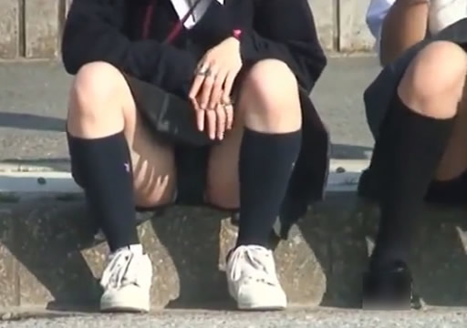 【地べたJKパンツ盗撮】正面からの対面パンチラ！学校前のバス停で地べたに座り込む制服JKのパンツを正面から隠し撮り！JKの股間にピント合わせてズーム！