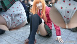 【コミケレイヤー盗撮】正面マンコアングル！パンチラ目的!?カメラ小僧(カメコ)のリクエストを何でも聞いちゃう無防備なコスプレイヤー。パンティをいろんな角度から合法的に撮影！
