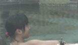 【温泉露天風呂盗撮】無修正でした！ファミリーで賑わうスーパー銭湯の露天風呂コーナーを盗撮のプロが茂みに隠れてズームカメラで隠し撮り！ちっぱいのJKor女子大生みたいな子が！？